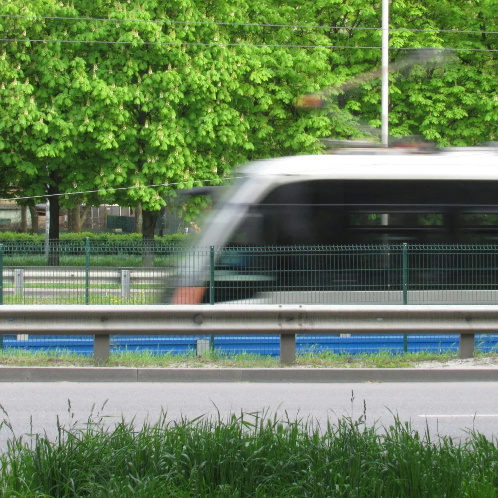 Straßenbahn mit Bewegungsunschärfe