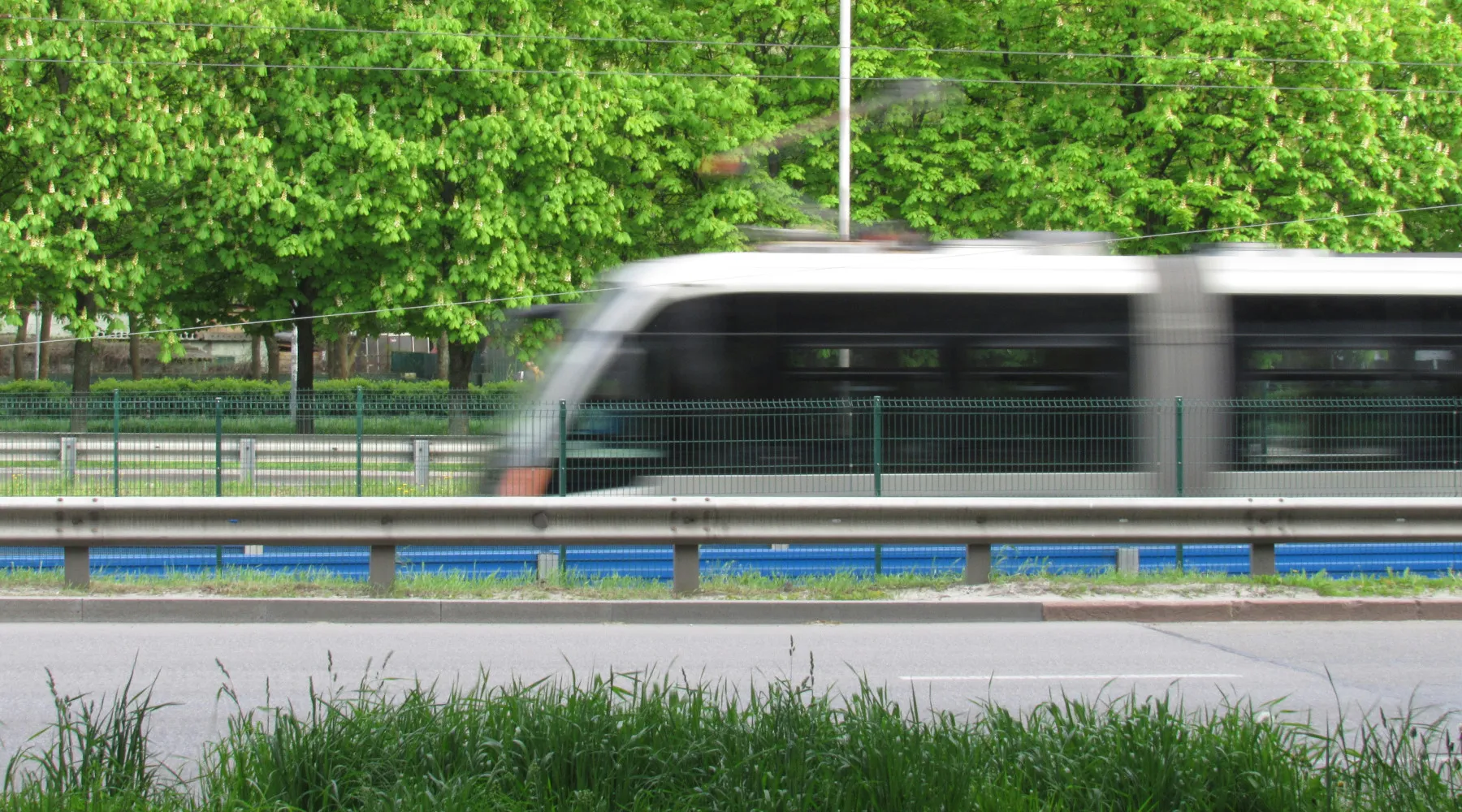 Straßenbahn mit Bewegungsunschärfe