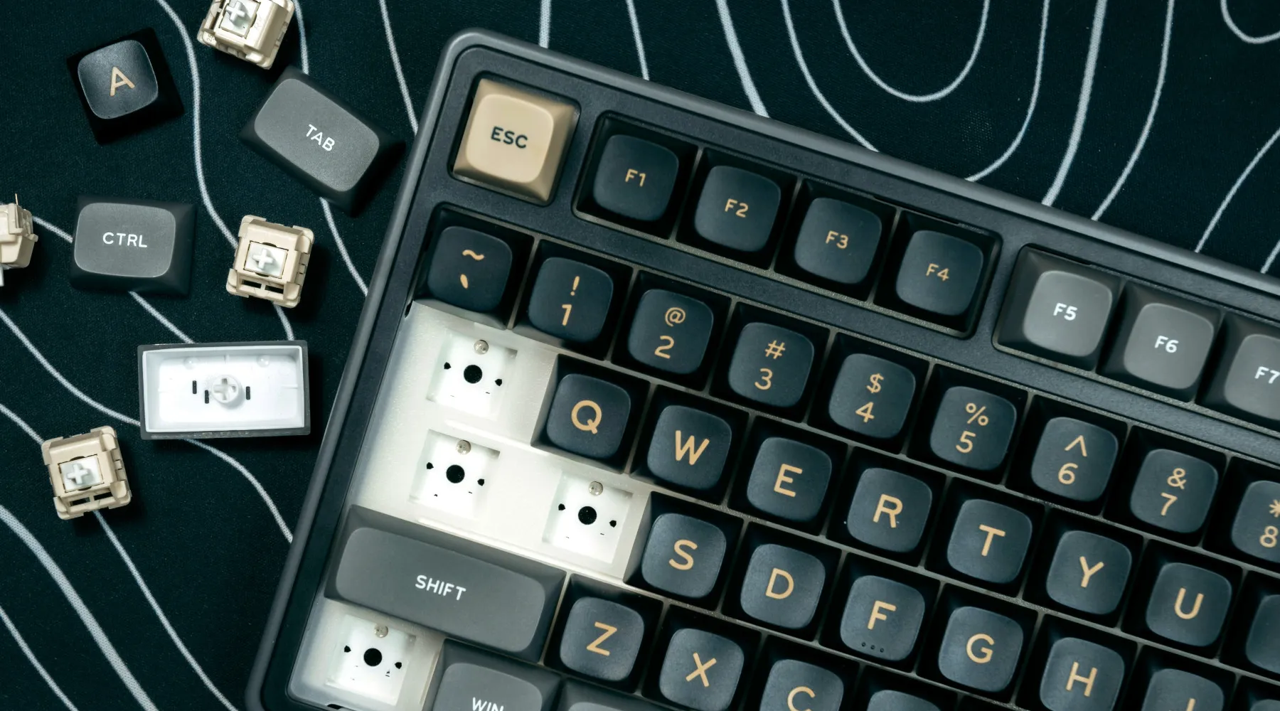 Mechanische Comptertastatur, bei der einige Tasten und Switches entfernt sind